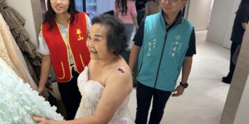 人生舞台上最亮的那顆星 爺爺奶奶雀躍試裝