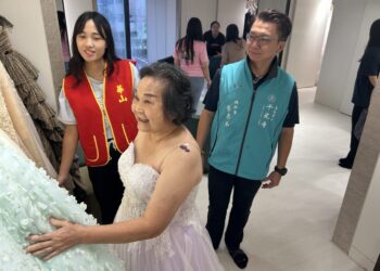 人生舞台上最亮的那顆星  爺爺奶奶雀躍試裝