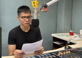 老人就醫後雨中赤腳步行 龍泉警暖心護送返家 暨內埔警訊