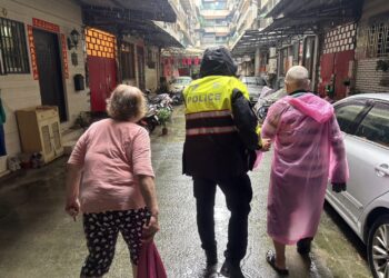 八旬翁大雨中狂按喇叭擾民 前鎮警一看竟是「顧路」!