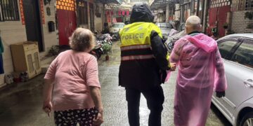 八旬翁大雨中狂按喇叭擾民　前鎮警一看竟是「顧路」！