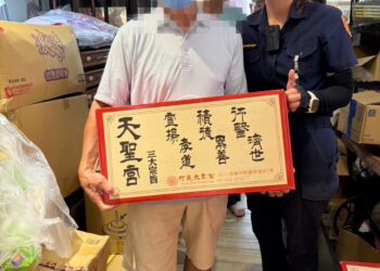 警民攜手傳遞大愛!前鎮警聯手阿蓮天聖宮 暖心物資照亮弱勢