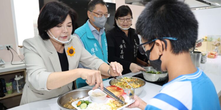 雲林免費營養午餐正式上路　全縣5萬名師生受惠