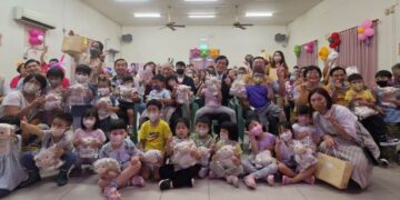 愛與掌聲齊揚 嚴主委蒞臨主持高雄榮家為祖伯伯慶賀百歲嵩壽暨慰勉榮光非洲鼓隊