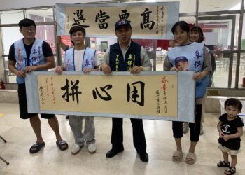 40幅看板、6首競選歌曲助陣 辜保源高規格登記參選鼎盛里長