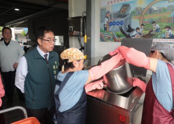 黃偉哲化身美食秘密客突襲校園 把關免費午餐品質兼顧營養美味