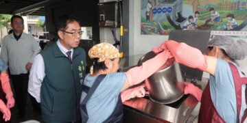 黃偉哲化身美食秘密客突襲校園　把關免費午餐品質兼顧營養美味
