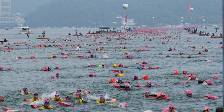 台大EMBA 30周年「泳向未來」200名勇士挑戰泳渡日月潭成功完賽