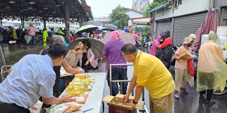 三重力行聖賢宮攜手地方團體  捐贈萬斤平安米助新北弱勢家庭