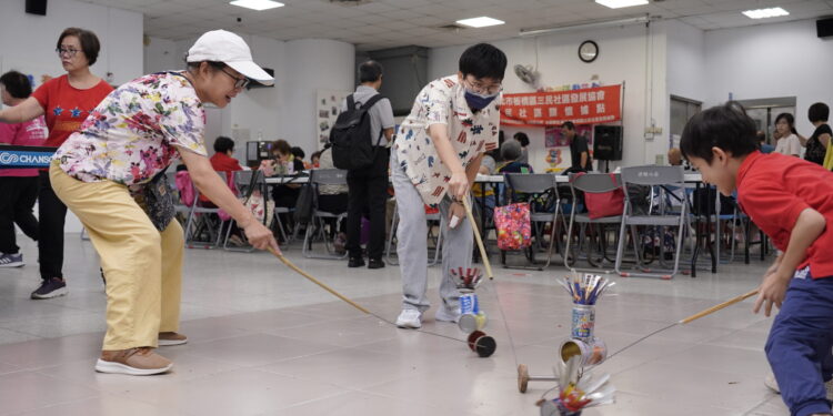 童心不老樂齡正潮  新北市民廣場成果展結合懷舊童玩與潮流科技