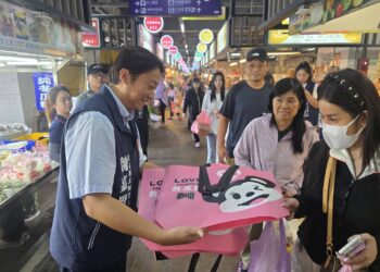 花蓮市重慶市場凍蒜聲不斷  魏嘉賢正式從標竿市場出發拜票