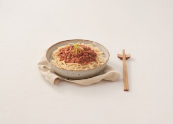 「颱風麵」從哪裡來?從泡麵搭配罐頭看台灣家庭的常備食物記憶