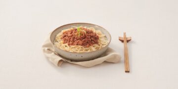 「颱風麵」從哪裡來？從泡麵搭配罐頭看台灣家庭的常備食物記憶