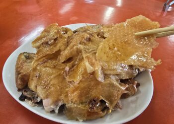 南投竹山美食地圖推薦平價甕缸雞 獨家黃金脆皮與特調雞油沾醬超下飯