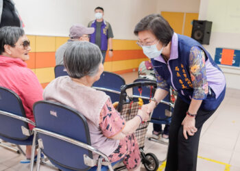 中秋節前夕社會局長李美珍代表侯友宜市長前往健順養護中心關懷長輩