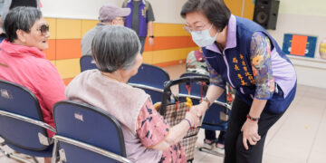 中秋節前夕社會局長李美珍代表侯友宜市長前往健順養護中心關懷長輩