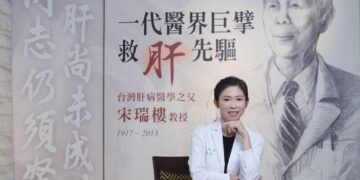 肝病防治學術基金會執行長、台大醫院家庭醫學部兼任主治醫師粘曉菁提醒:『脂肪可以少,蛋白不能少;體重可以降,水分不能降。』減重不是與身體為敵,而是與它重新簽訂一份更輕盈的盟約。