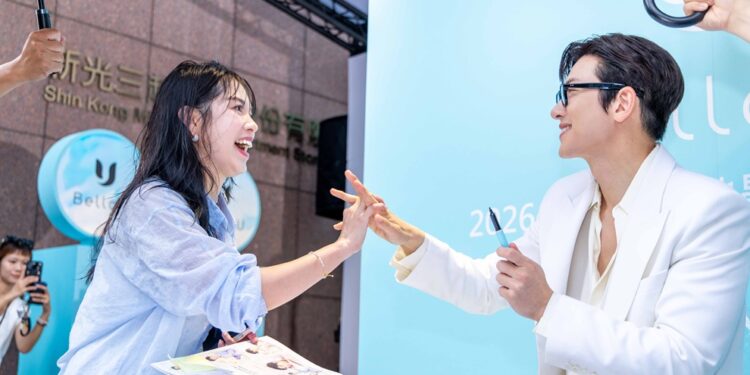 池昌旭旋風來台 攜手 Bello.U 現身信義快閃店 近距離寵粉與60位幸運粉絲簽名合影