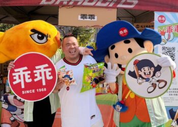 香魚君驚喜現身、乖乖陪球迷找回童年！味全龍復古日親子同樂