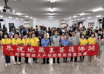 新莊地藏庵攜手新莊區公所舉辦秋節關懷活動發放白米與紅包助弱勢
