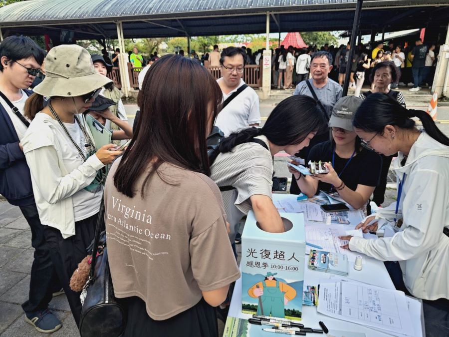 民眾參與「光復超人感恩季」踴躍消費集點,排隊兌換光復超人感恩季活動好禮。(圖/經濟部商業發展署)