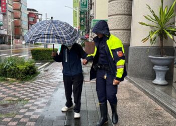 酒醉女子深夜徒步1公里　屏東暖警安全護送返家