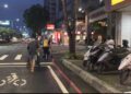 七旬翁迷失街頭「只想回家」 前鎮分局復興路派出所警推輪椅一路陪伴護送返家