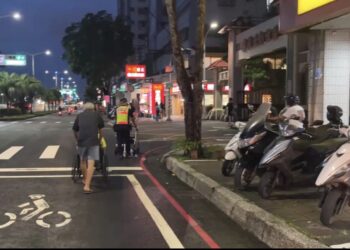 七旬翁迷失街頭「只想回家」 前鎮分局復興路派出所警推輪椅一路陪伴護送返家
