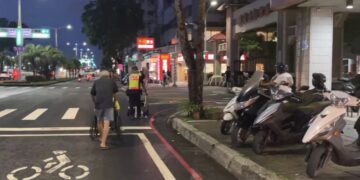 七旬翁迷失街頭「只想回家」 前鎮分局復興路派出所警推輪椅一路陪伴護送返家