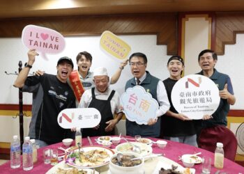 星馬百萬網紅常勇臺南踩線拍攝  黃偉哲市長授值星帶攜手推廣府城魅力