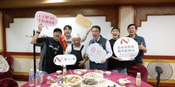 星馬百萬網紅常勇臺南踩線拍攝  黃偉哲市長授值星帶攜手推廣府城魅力