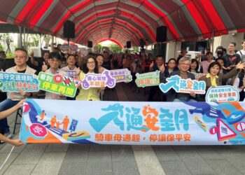 王彩樺屏東西市場快閃宣導交安 屏縣府提醒注意長輩行的安全