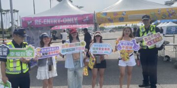 水花四射不迷路！前鎮警進駐水彈節　交通、反詐宣導一次到位