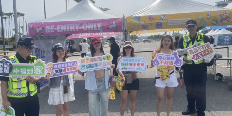水花四射不迷路！前鎮警進駐水彈節　交通、反詐宣導一次到位