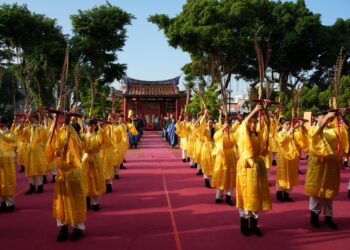 屏東縣祭孔典禮莊嚴登場 五校學子、外籍生依循古禮致敬