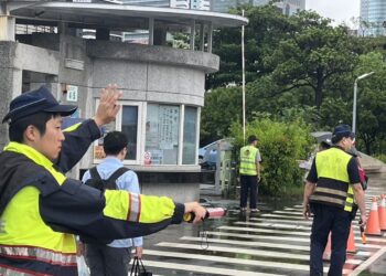 國小開學首日   前鎮警清道護童
