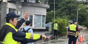 國小開學首日 前鎮警清道護童