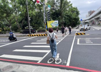 輪椅網球選手唐兆漢體驗新北漢生東路人行道 稱讚拓寬後通行更加順暢平安