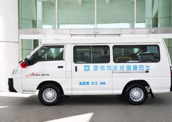 黃明燈兄弟捐贈復康巴士傳愛　黃偉哲感謝化思念為公益行動