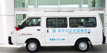 黃明燈兄弟捐贈復康巴士傳愛　黃偉哲感謝化思念為公益行動