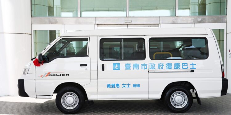 黃明燈兄弟捐贈復康巴士傳愛　黃偉哲感謝化思念為公益行動