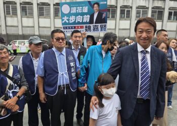 家人陪同登記參選花蓮縣長 魏嘉賢拋「未來存摺」政策牛肉