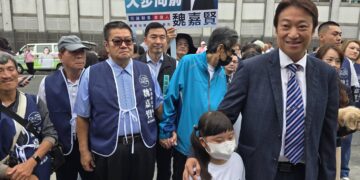 家人陪同登記參選花蓮縣長 魏嘉賢拋「未來存摺」政策牛肉