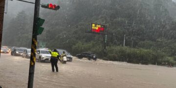 沒放颱風假也淹水! 基四分局警冒雨疏導守護交通安全