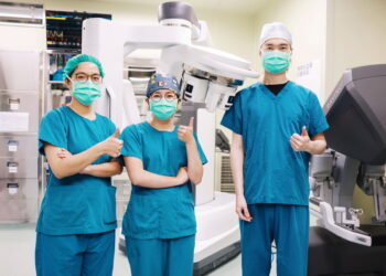 女子腹長大肌瘤 達文西單孔機器手臂手術順利取出