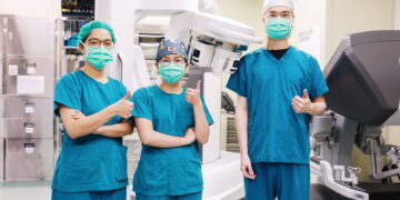 女子腹長大肌瘤 達文西單孔機器手臂手術順利取出