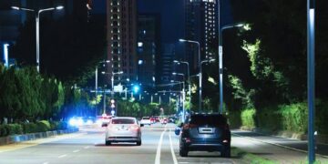 竹北燈照亮頭前溪畔興隆路全段 鄭朝方再創高矮雙階「音符燈」 百盞照耀夜跑人行空間