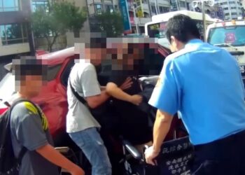 民眾揮手求援！前鎮警秒變開道先鋒　護送孕婦平安就醫