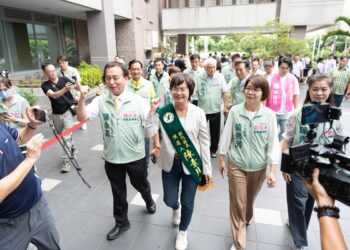 團結勝選 陳素月登記參選 展現「母雞帶小雞」勝選氣勢