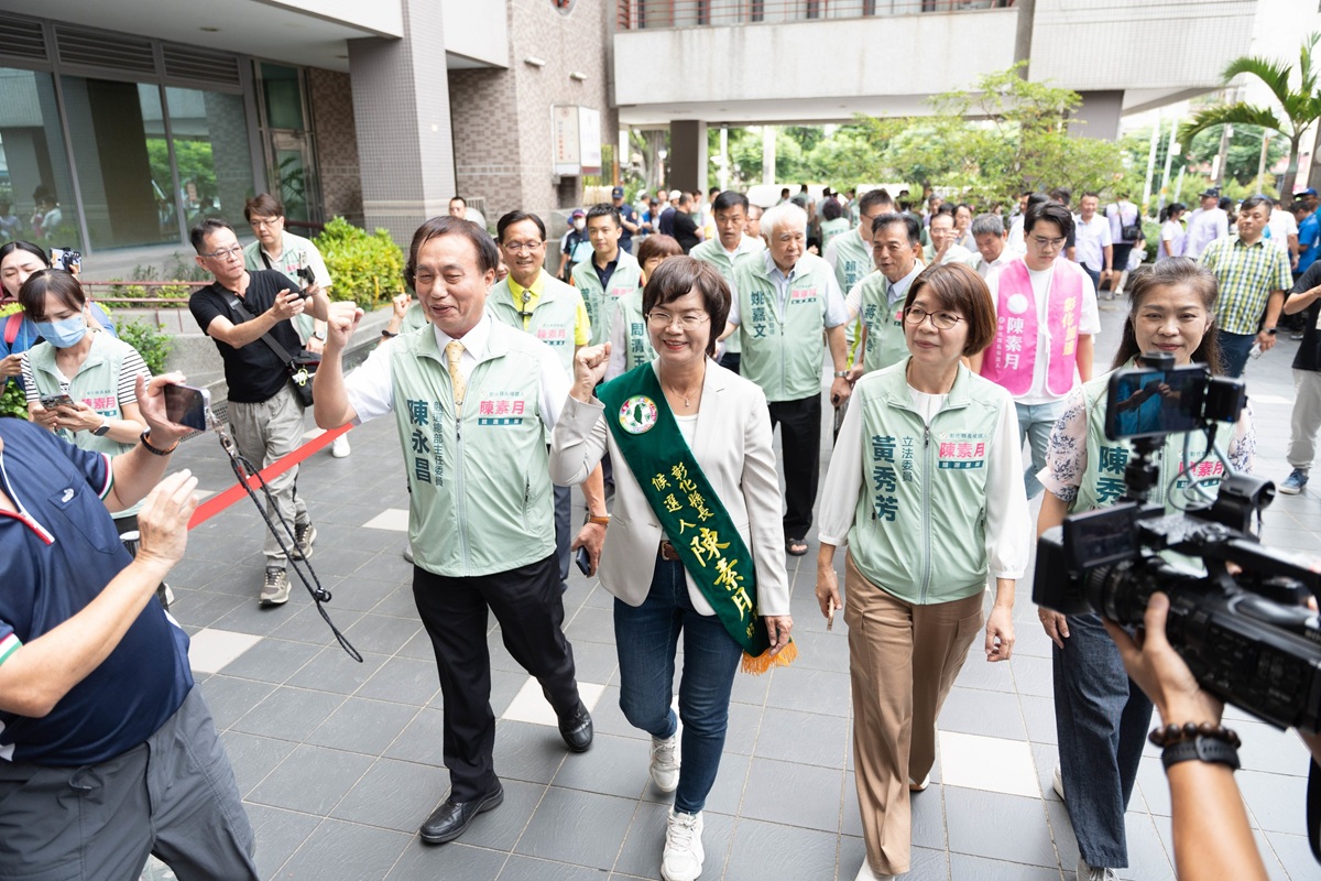 團結勝選 陳素月登記參選 展現「母雞帶小雞」勝選氣勢